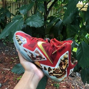 Lebrun 11 2k14 size 7y “AMAZING CONDITION”